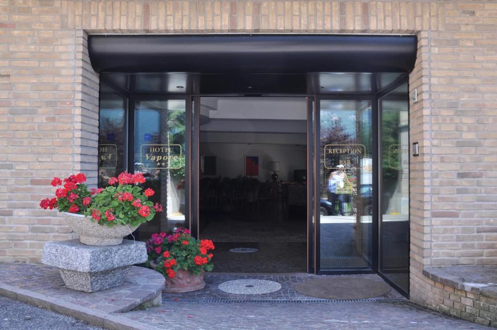 Hotel Ristorante Vapore Faggeto Lario Exterior photo